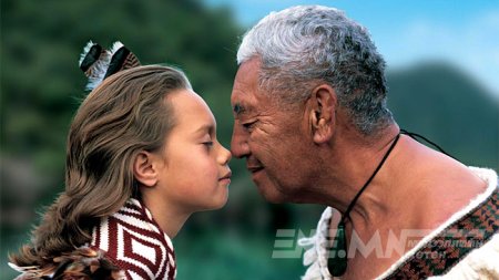 Масайчууд бие бие рүүгээ нулимж мэндэлдэг