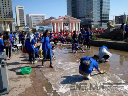 Оюутнууд төв талбайгаа угааж, шууданчид суулт хийж, малчид түймэрт өртсөн 7 хоног