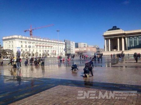 Оюутнууд төв талбайгаа угааж, шууданчид суулт хийж, малчид түймэрт өртсөн 7 хоног