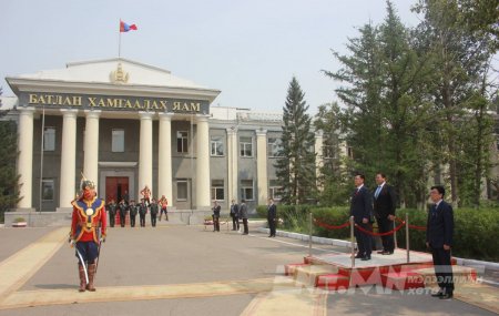 Батлан хамгаалахын сайд Б.Бат-Эрдэнэ ажлаа хүлээж авлаа 