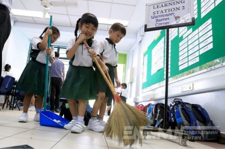 Японы бага сургуулиудад цэвэрлэгч байдаггүй