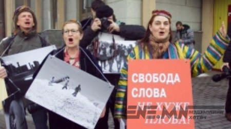 Зажилдаг тамхи гэртээ хадгалсных нь төлөө сэтгүүлчийг хорьжээ