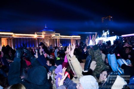 Хотын удирдлагууд нийслэлчүүдтэйгээ хамт шинэ оноо угтлаа