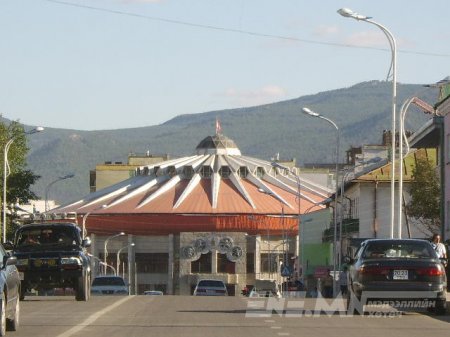 УИХ-ын гишүүн дархан аварга Б.Бат-Эрдэнийн бие хамгаалагч Б.Одхүү УИХ-ын гишүүн дархан аварга А.Сүхбатыг бүлэглэн зоджээ