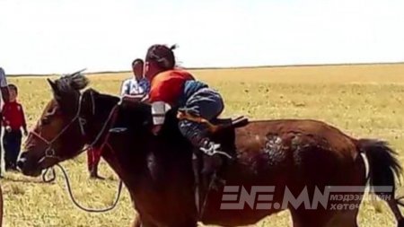 Хоёр настай хүүхдээр морь унуулж уралдуулсан эцгийг 100 хүртэл мянган төгрөгөөр торгожээ