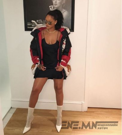 Дуучин Рианнагийн машинтай үнэтэй оймс