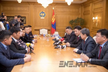 Автомашинтай жагсагчид өнөөдрөөс жагсаалаа зогсоож байгаагаа мэдэгдэв