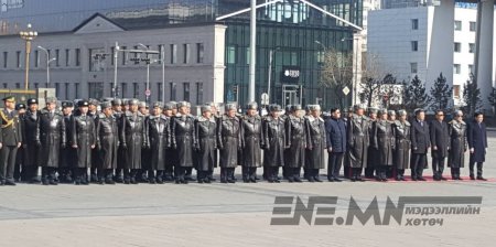 Их жанжин Д.Сүхбаатарын хөшөөнд цэцэг өргөж, хүндэтгэл үзүүллээ