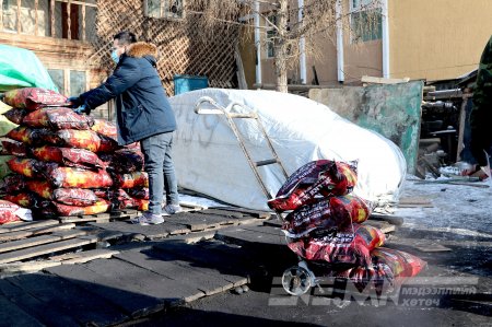 Баянгол дүүргийн гэр хорооллын өрх бүрт 30 шуудай сайжруулсан шахмал түлшийг үнэ төлбөргүй олгож байна