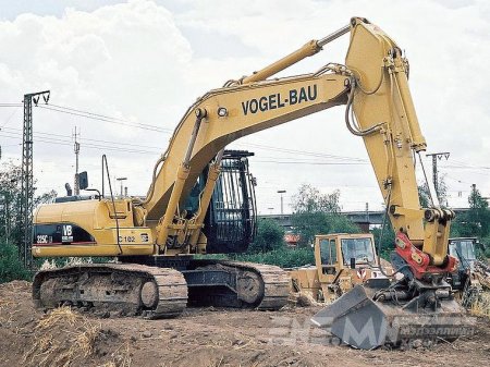 Хөлдсөн тогтоол усан дээр газар шорооны ажил хийж байгаад мөс цөмөрч тээврийн хэрэгсэлтэйгээ живж нас баржээ