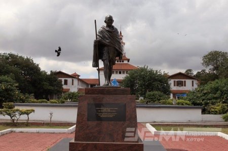 Гана улсын их сургууль арьс өнгөний үзэлтэй Гандийн хөшөөг зайлуулахаар болжээ