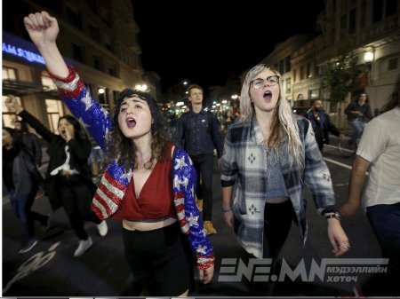 АНУ-д Трампыг эсэргүүцсэн жагсаал өрнөж байна