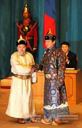 Урт шар дээлтэй "хүний наймаа" газар авч байна