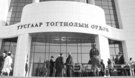 Хаалга савахад хана доргино