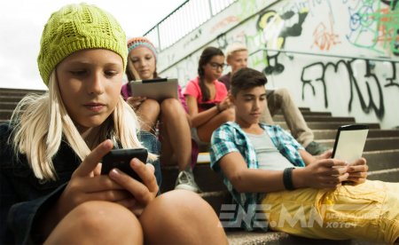 Франц улс сургууль дээр гар утас ашиглахыг хориглолоо