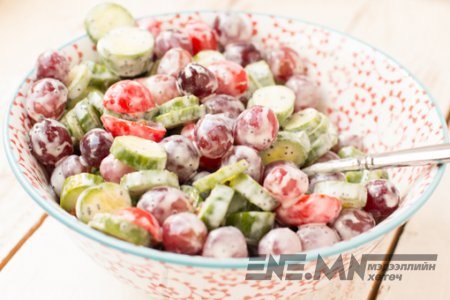 Салат, зууш, хоолыг баярын ширээн дээр хоёр цагаас илүү байлгах хэрэггүй