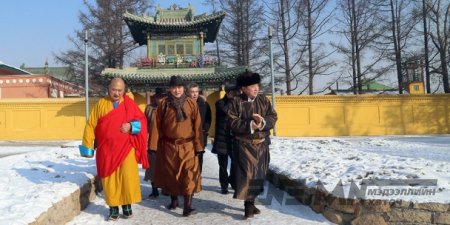 Нийслэлийн иргэдээ даатган хотын удирдлагууд мандал өргөлөө