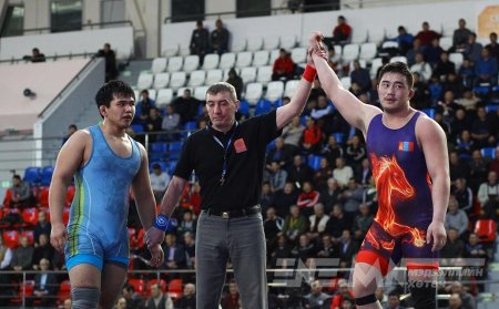 ЗАЛУУ БӨХЧҮҮД ЯКУТААС ДӨРВӨН МЕДАЛЬТАЙ ИРЛЭЭ