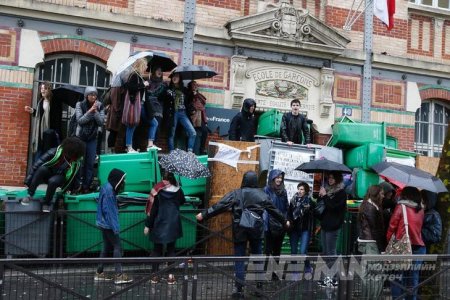 Францын ахлах сургуулийн хүүхдүүд хичээл хаяж байна