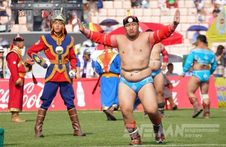 Энэ жилийн түрүү бөх хэн бэ