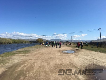 Туул голын хог хаягдлыг цэвэрлэж байна