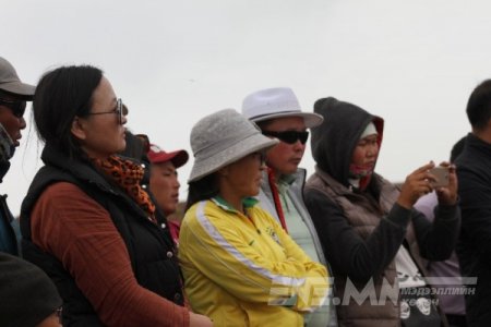 Өмнөговь аймгийн малчид уул, уурхайн компаниудыг засмал замаа тавихыг шаардан жагсч байна