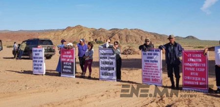 Өмнөговь аймгийн малчид уул, уурхайн компаниудыг засмал замаа тавихыг шаардан жагсч байна