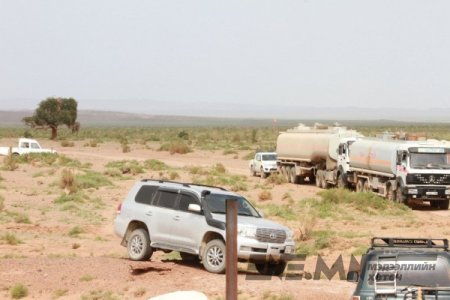 Өмнөговь аймгийн малчид уул, уурхайн компаниудыг засмал замаа тавихыг шаардан жагсч байна