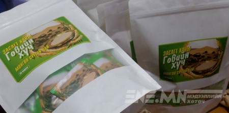 Суль, цульхирын гурилтай цайг гар аргаар үйлдвэрлэж байна