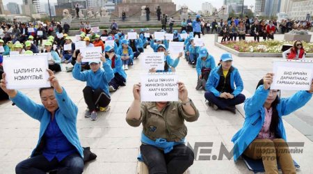 Үйлдвэрчний эвлэл гэх коммунист байгууллага багш нарыг дагуулж гүйсээр балчиг намагт шигдүүлчихлээ