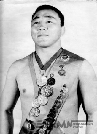 Чөлөөт бөхийн анхны зам мөрийг гаргагч аат аварга Ж.Мөнхбат