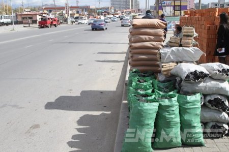 Явган хүний зам дээр худалдаа эрхэлж асуудлыг цэгцэлнэ 