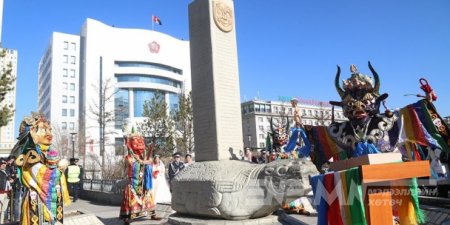 Нийслэлийн анхны шав тавьсан “Мэлхийт хөшөө”-нд хүндэтгэл үзүүллээ