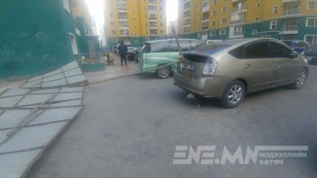 Хангай хотхонд хашаа нурж, тулгуур төмөр автомашинд зоогджээ