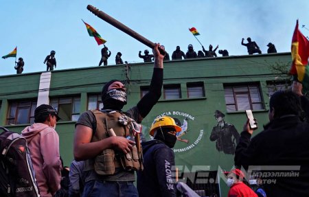 Болив улсад жагсагчид улсын телевизийн байрыг эзэлжээ