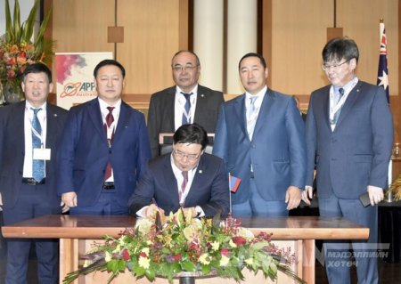 Гишүүдийг казинодуулсан Элчин сайд Б.Чулуунхүү гэж хэн бэ?