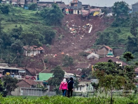 Индонезид хөрсний гулгалтын үеэр 20 хүн ор сураггүй болжээ