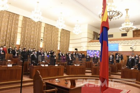 Монголын улс төрчдийн олон нийттэй харилцах арга нь зөвхөн шоу, жүжиг болсон...