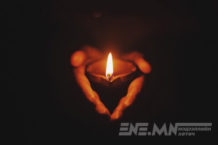 Эмнэлгийн ажилтан зул асаасны улмаас гал гарч, гурван хүн амиа алджээ