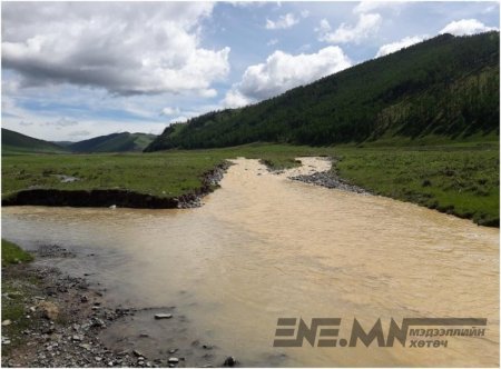 Архангай аймагт хаягдлын далангийн хаалт задарч, гол бохирдуулжээ