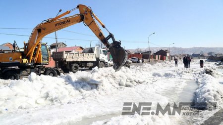 Хүйтний эрч суларч үерийн далан сувгийн халиа айл өрх, авто замын зорчих хэсэг рүү орох эрсдэл нэмэгджээ