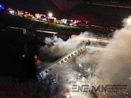 Грект ачаа болон суудлын галт тэрэг мөргөлдсөний улмаас 32 хүн амиа алдаж, 85 хүн шархаджээ