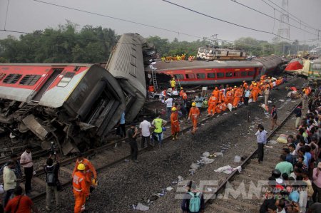 Энэтхэгт галт тэрэгний ослоор 280 хүн нас баржээ
