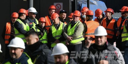 Эрхүүд цайны газрын дарааллаас болж 300 цагаач ажилчин зодоон хийжээ